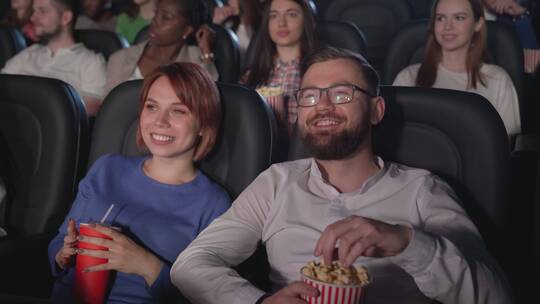 观众在电影院看搞笑电影视频素材模板下载