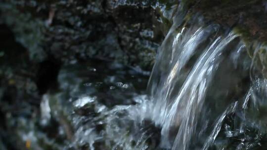 溪流中的小瀑布