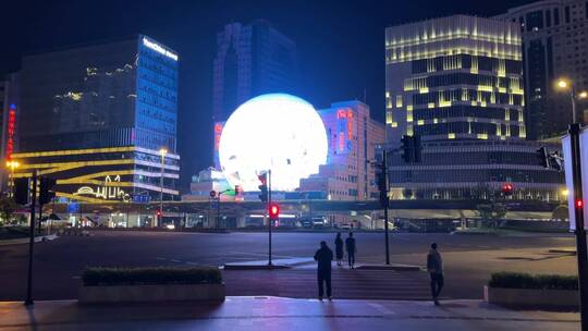 上海封城中的稀疏夜晚街景