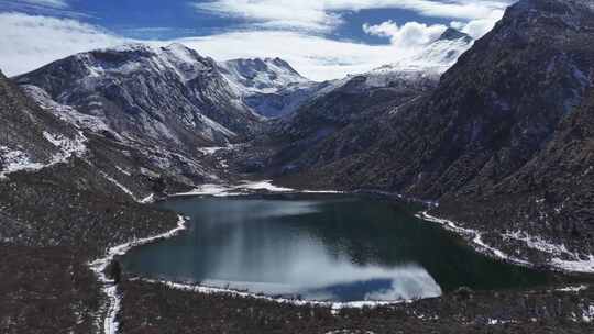 航拍雪后的川西贡嘎山乡雪山海子风光