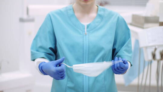 牙医在手术前戴上防护口罩视频素材模板下载