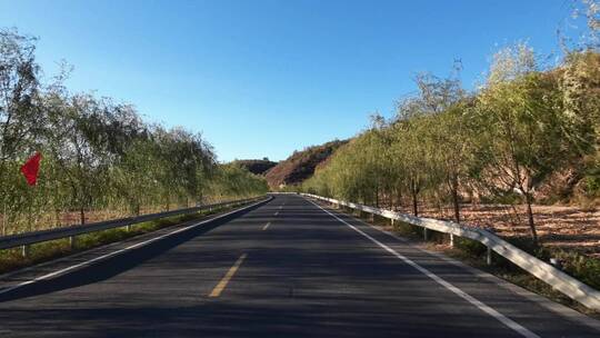 开车第一视角沿途风景 行驶在公路上视频素材模板下载