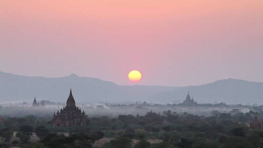缅甸异教徒蒲甘寺庙后面美丽的日落