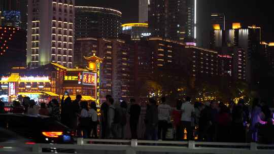游客站在千厮门嘉陵江大桥看重庆洪崖洞夜景视频素材模板下载