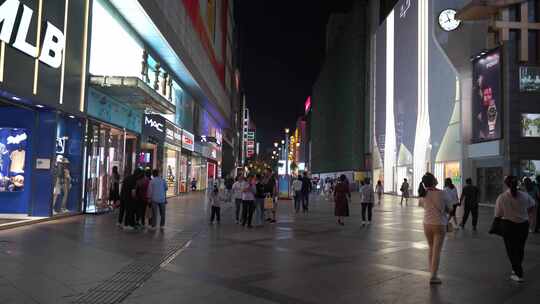 成都太古里春熙路夜晚街景晚上人流街道夜景