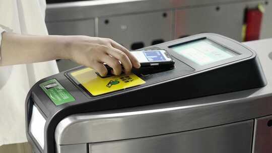 手机NFC进站乘坐地铁视频素材模板下载