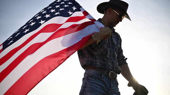 男人肩扛美国国旗
