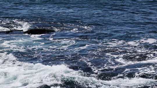 晴朗海面海浪拍打礁石蓝色海洋浪花慢镜头