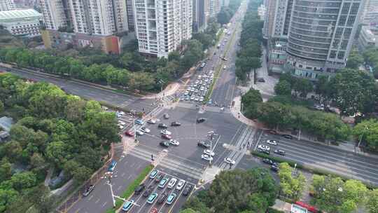 深圳福田区的路口交通车流