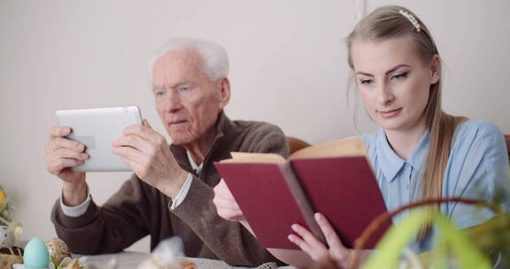 女人看书祖父看平板电脑