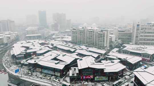 雪中绳金塔商业区