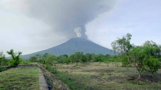 火山喷出火山碎屑物质视频素材模板下载