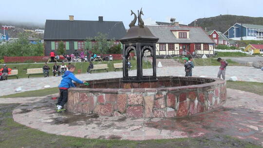 在喷泉旁玩水的小孩视频素材模板下载