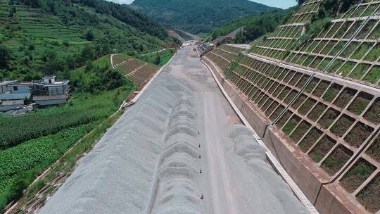 公路建设视频山区高速公路堆满碎石施工工地视频素材模板下载