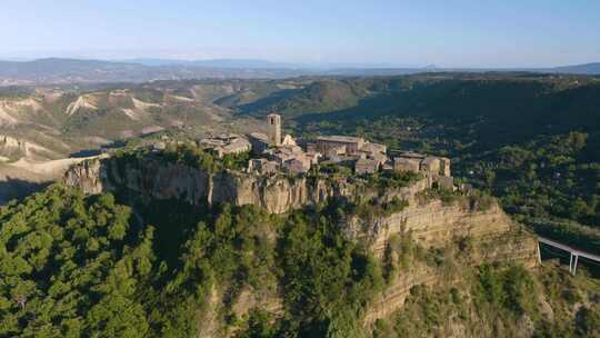 建在悬崖上的经典意大利村庄鸟瞰图。Civita di Bagnorego