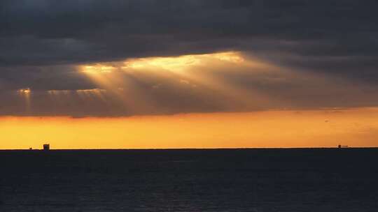 海上夕阳渔船丁达尔阳光光线唯美景色