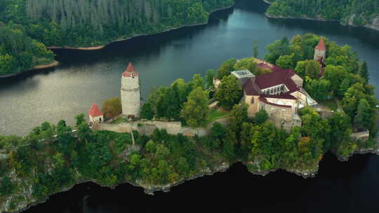 在捷克共和国伏尔塔瓦河和奥塔瓦河环绕的山上转过兹维科夫城堡