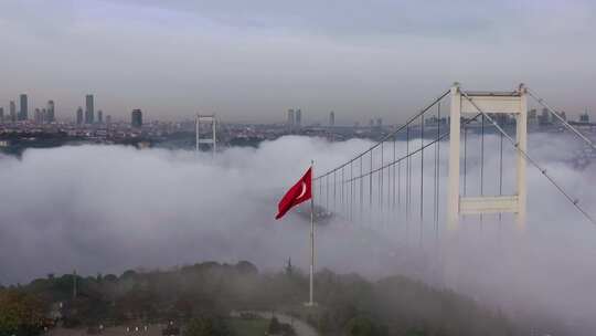 土耳其伊斯坦布尔雾天法提赫·苏丹·穆罕默德大桥的航拍视频。第二博斯普鲁斯海峡02