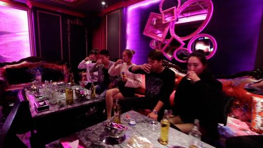 KTV唱歌夜生活酒吧 年轻人聚会喝酒啤酒视频素材模板下载