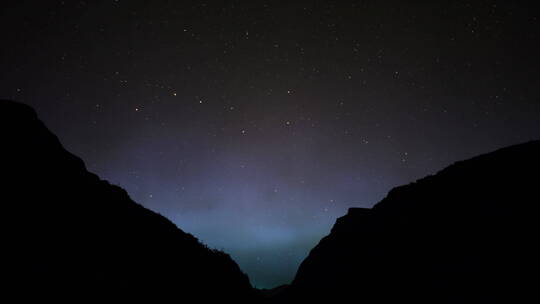 山谷唯美星空背景