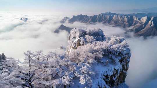 冬天积雪覆盖的高山风景