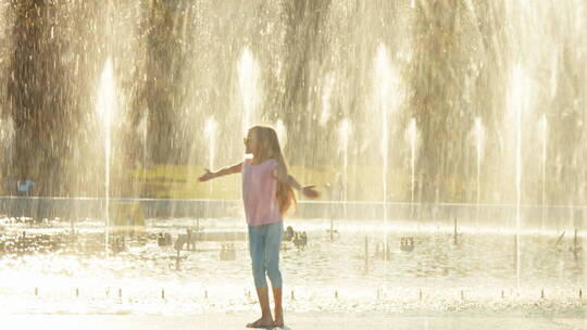 女孩站在喷泉前旋转