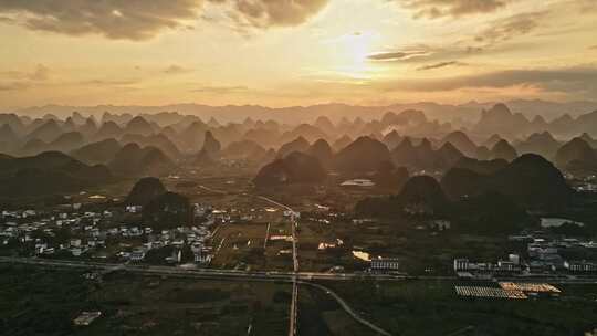 夕阳下的乡村与群山远景