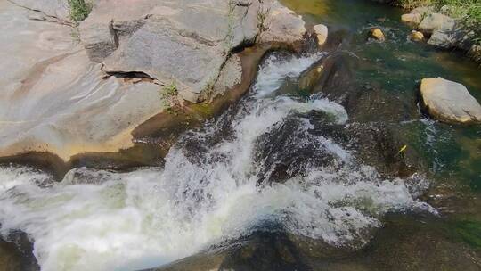石头峡谷中奔流的溪水