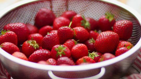 草莓被放在桌子上