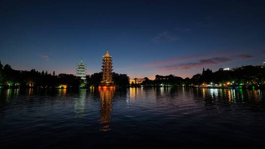 广西桂林日月双塔两江四湖湖面倒影夜景