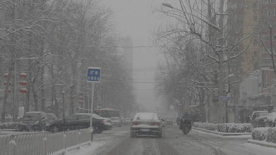 城市大雪出行 城市街道雪景