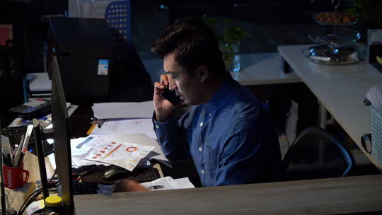 在办公室加班的商务男士