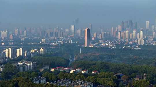 在无人机长焦镜头下拍摄南京城市