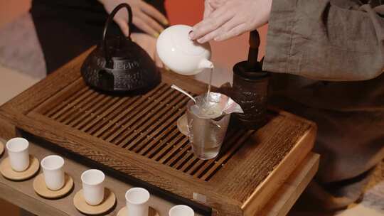 茶艺师倒茶特写
