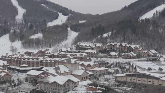 滑雪场俯瞰视角缆车与滑雪者全景