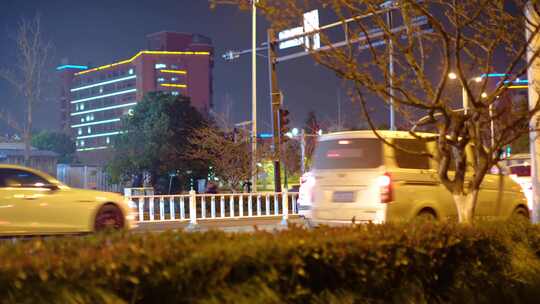 都市城市夜晚夜景人群行人人流汽车车辆车流