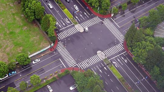 俯拍城市城区道路十字路口