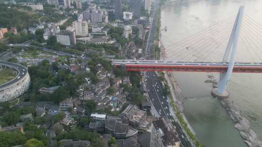 俯瞰城市建筑与特色桥梁的景象重庆下浩老街