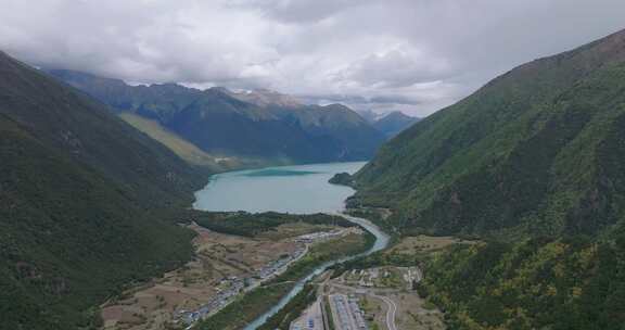 巴松措湖