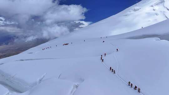 航拍冰川之父慕士塔格峰雪山冰川上的登山队