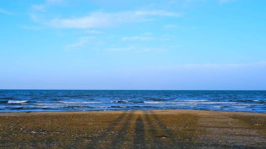 青海湖蓝天白云水浪自然风光