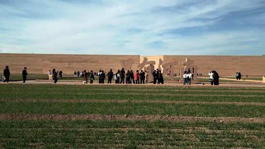 户外广场人群活动场景