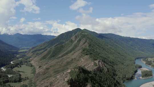 山谷的山峰下的河流