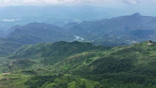 连绵起伏的绿色山脉自然风景