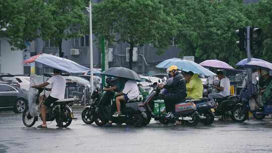 升格雨天的外卖小哥