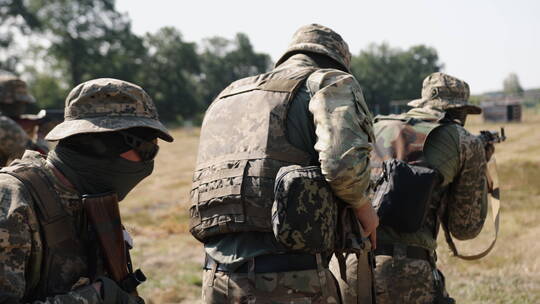一群现代化士兵正在模拟日常作战演习训练