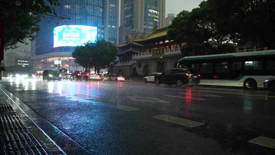 1暴雨城市道路 城市暴雨视频素材模板下载