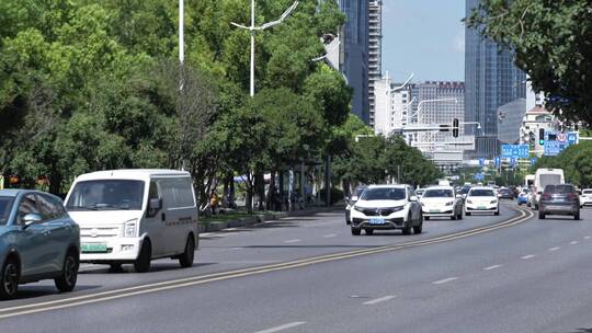 夏天热气热浪滚滚的马路