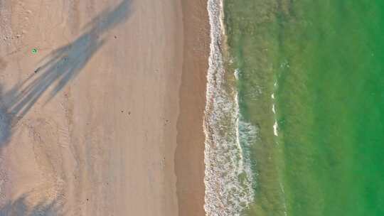 深圳海边沙滩海浪俯视前进