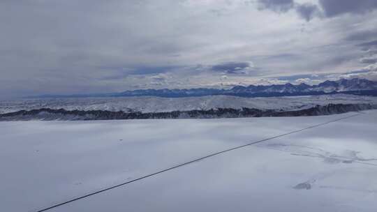 冬季新疆天山阿勒泰安集海雪山公路雪原云朵